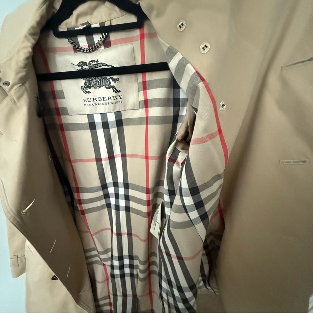 Burberry Kensington Tan Trench Coat with Luxurious Fur Collar - Picture 4 of 16